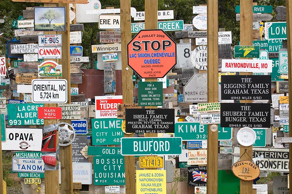 Schilderwald in Watson, Alaska Highway - Kanada, Sign forest in Watson