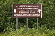 Man beachte die Ãbersetzung dieses Schildes, Hyder - Alaska, Warning sign about bears
