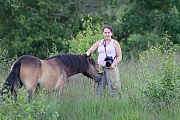 Maria und Exmoor-Pony - (Stute), Homo sapiens - Equus ferus caballus, Maria and Exmoor Horse - (mare)