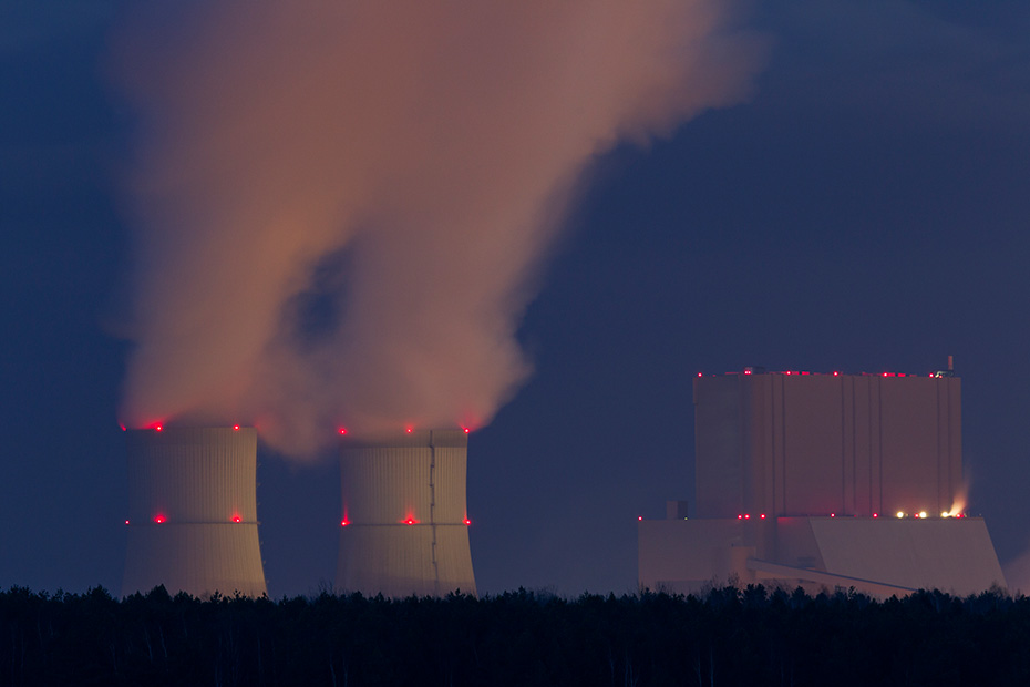 Kuehltuerme eines Kohlekraftwerks bei Nacht, Braunkohlekraftwerk Schwarze Pumpe  -  Sachsen, Cooling towers from a Coal-fired Power Station at night