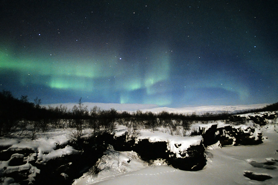 Nordlichter und Abiskojakka-Canyon im Winter, Abisko-Nationalpark  -  Norrbotten, Abiskojakka-Canyon and Northern Lights in winter