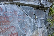 Als Farbe fuer die Felsbilder von Ruaendan wurde roetlicher Ocker verwendet, als Bindemittel diente Fett, Messlingen auf dem Flatruet, The colour used for the rock paintings of Ruaendan was red ocher, the binder was fat