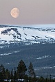 Monduntergang Anfang Mai ueber dem verschneiten Fulufjaell, Fulufjaellet-Nationalpark  -  Dalarnas Laen  -  Schweden, Moonset in early May over the snowy Fulufjaell