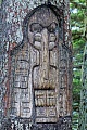 In den Gemeinschaftshaeusern lebten 50 - 100 Tlingit zusammen  -  (Das Symbol bedeutet - Territorium des Rabenclan), Yeil, In the assembly halls 50 to 100 Tlingit lived together  -  (This symbol means - The Raven clan territory)