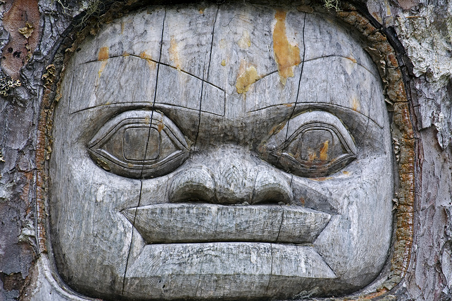 Die Tlingit-Indianer nennen sich selbst Lingit, das bedeutet uebersetzt MENSCHLICHE WESEN  -  (Das Symbol bedeutet - Der Bote oder Waechter), A KAX ADELIX SITEE, The Tlingit call themselves Lingit, which means HUMAN BEINGS  -  (This symbol means - The Messenger or Sentry)