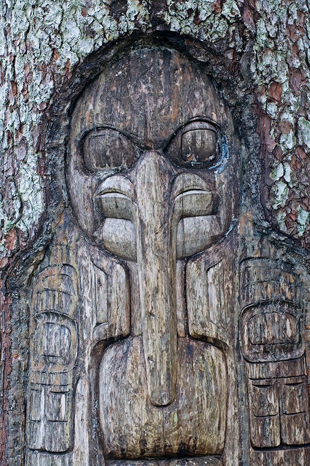 Mehrere Tlingit Gemeinschaftshaeuser bildeten ein Dorf  -  (Das Symbol bedeutet - Territorium des Rabenclan), Yeil, Several Tlingit assembly halls formed a village  -  (This symbol means - The Raven clan territory)