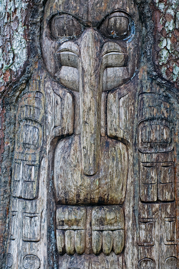 Die Tlingit waren Fischer und Jaeger, wobei die Fischerei die wichtigste Lebensgrundlage darstellte  -  (Das Symbol bedeutet - Territorium des Rabenclan), Yeil, The Tlingit were fishermen and hunters, fishing being the most important basis of their existence  -  (This symbol means - The Raven clan territory)