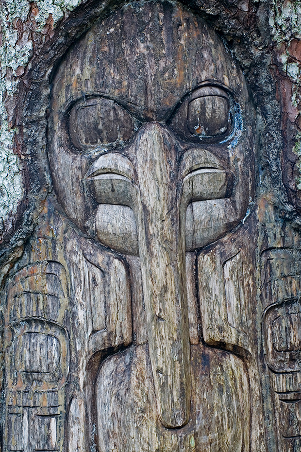 Die Tlingit jagten Lachse mit Harpunen, Netzen und Fallen  -  (Das Symbol bedeutet - Territorium des Rabenclan), Yeil, The Tlingit hunted salmon with harpoons, nets and traps  -  (This symbol means - The Raven clan territory)