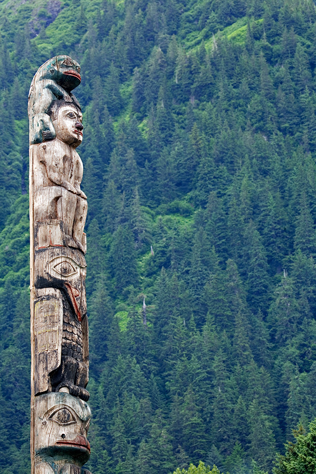 Die Tlingit waren sehr gute Weber  -  (Totempfahl vom Stamm der Tlingit - Wappenpfahl), Juneau - Alaska, The Tlingit were very good weavers  -  (Totem pole from the Tlingit tribe)