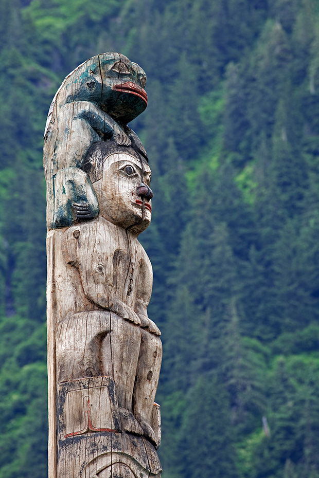 Die Schamanen hatten bei den Tlingit eine hohe Stellung und waren sehr einflussreich  -  (Totempfahl vom Stamm der Tlingit - Wappenpfahl), Juneau - Alaska, The shamans had a high position among the Tlingit and were very influential  -  (Totem pole from the Tlingit tribe)