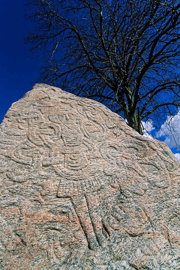 Der GROSSE RUNENSTEIN VON JELLING mit Christusrelief, auch bekannt als die Runensteine von Jelling, Daenemark - Denmark, HARALDS RUNESTONE with the figure of Christ also called Jelling Stones